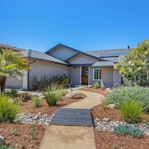 MODERN COASTAL COMFORT ON A FLAT LOT