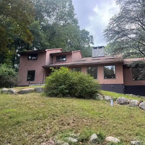 EXPANSIVE CONTEMPORARY ESTATE ON SERENE 1.8 ACRES