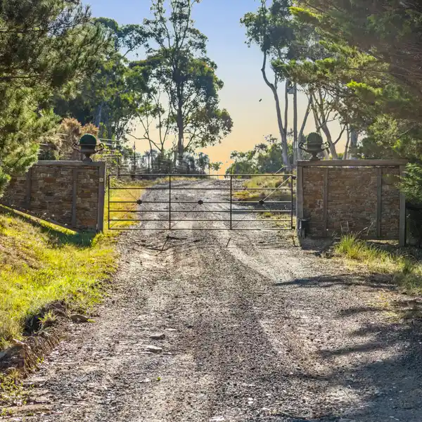 SOPHISTICATED COUNTRY HOMESTEAD