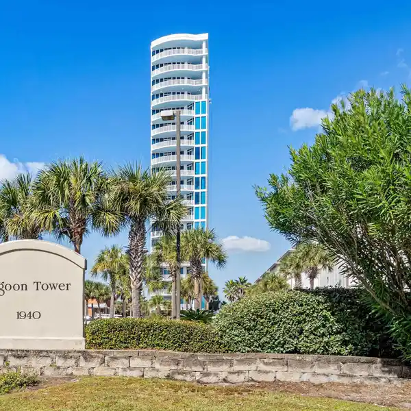 LUXURIOUS LIVING WITH BREATHTAKING VIEWS