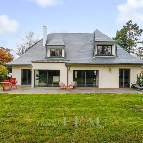 COMPLETELY RENOVATED HOME IN A PRIVILEGED LOCATION
