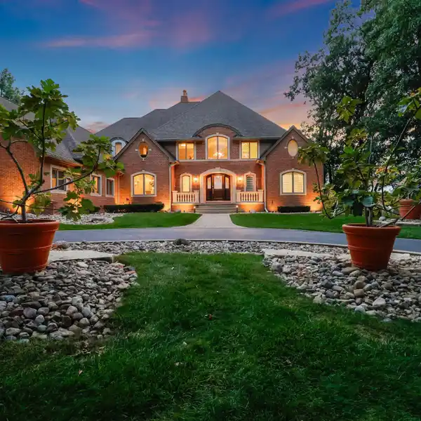 TIMELESS LUXURY MEETS EVERYDAY COMFORT IN ROSEWOOD ESTATES