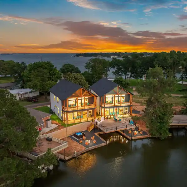 STUNNING LAKEFRONT HOME