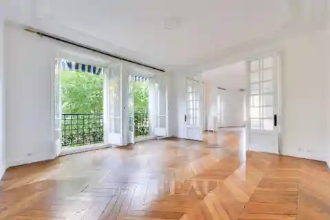 Raised First Floor Apartment in a Beautiful Period Building