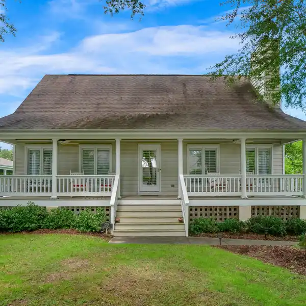 STYLISH HOME WITH SUITE & SCENIC VIEWS