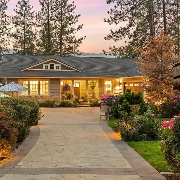 LUXURIOUS LAKEFRONT PRIVATE RESORT