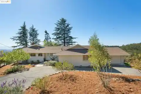 Irresistible Ranchette with Spellbinding Vistas