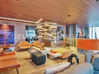 Immaculate Contemporary Apartment in a High-end Building
