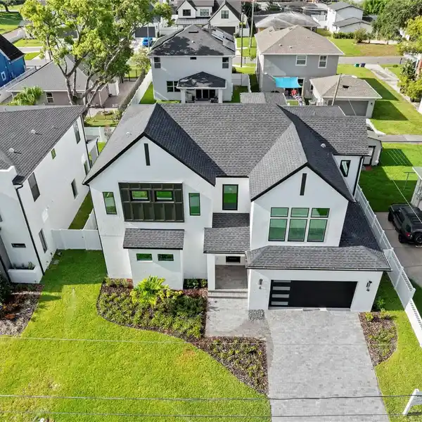 CONTEMPORARY LUXURY IN THE HEART OF MIDTOWN