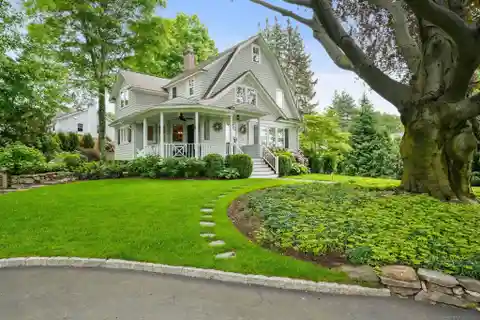 Charming Colonial Farmhouse on Private Half Acre