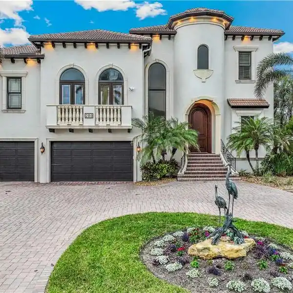 MAGNIFICENT CUSTOM-BUILT SOUTHERN EXPOSURE HOME