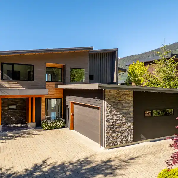 SPACIOUS WEST COAST CONTEMPORARY RESIDENCE