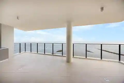 Exquisite Sub-penthouse in the Brand-new Aqua Apartments Building