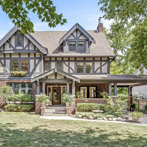 GRAND TUDOR RETREAT WITH STUNNING ENTERTAINING SPACES