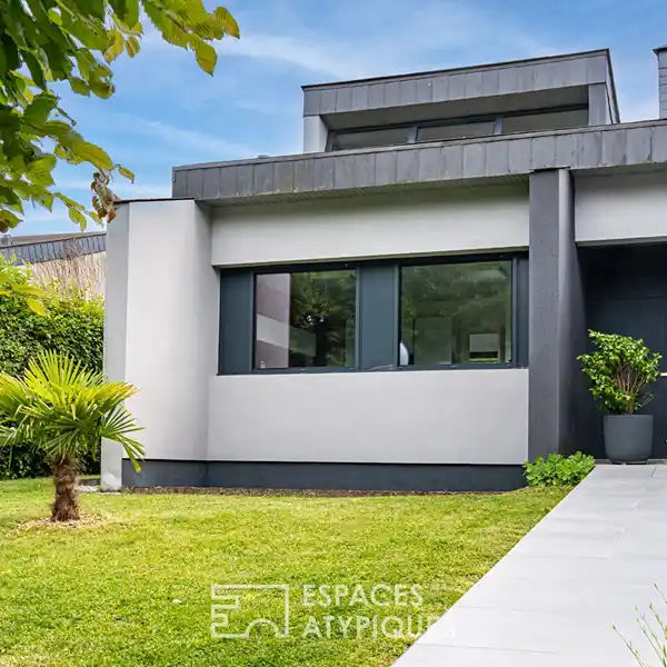 CONTEMPORARY HOME IN SOUGHT-AFTER LA CHAINE