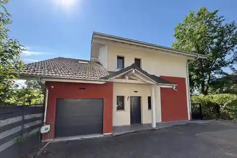 Refined Villa with Garden and Verandas