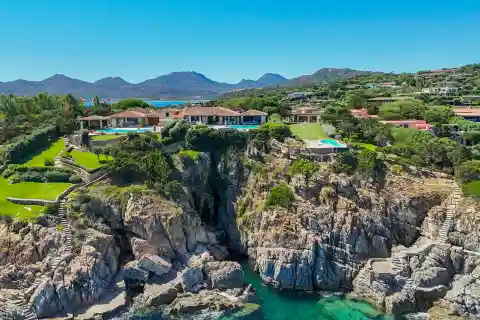 Waterfront Villa on the Cliffs of Punta Lada