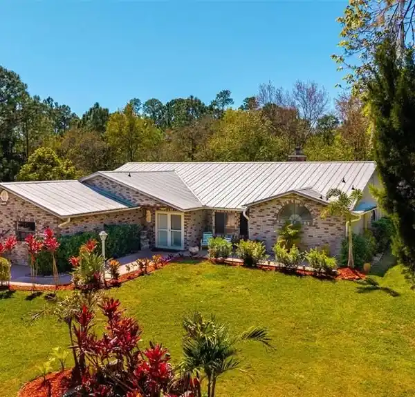 STUNNING AND PRIVATE HOME