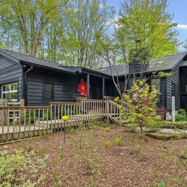 HARBERT - STUNNING CONTEMPORARY RETREAT IN THE HEART OF HARBOR COUNTRY