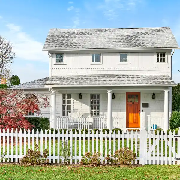 CRISP AND CLEAN POOL HOUSE WITH PLENTY OF ROOM