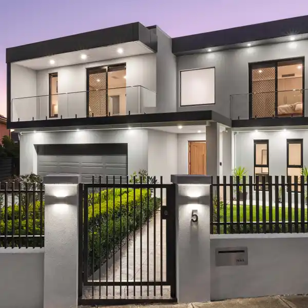 NEARLY NEW FULL BRICK RESIDENCE