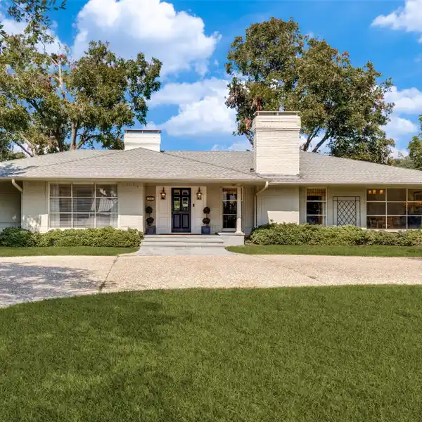 EXPANSIVE LIVING WITH SUNLIT SPACES AND STYLE