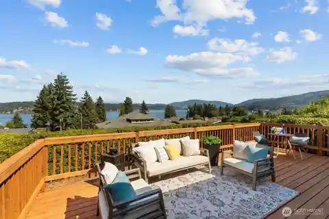 Remodeled Lakeview Home with Expansive Deck