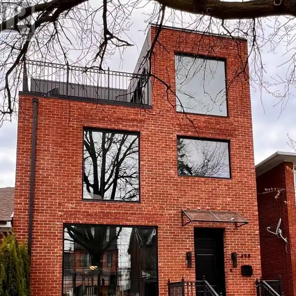 TORONTO VERSION OF A NEW YORK INDUSTRIAL SOFT LOFT