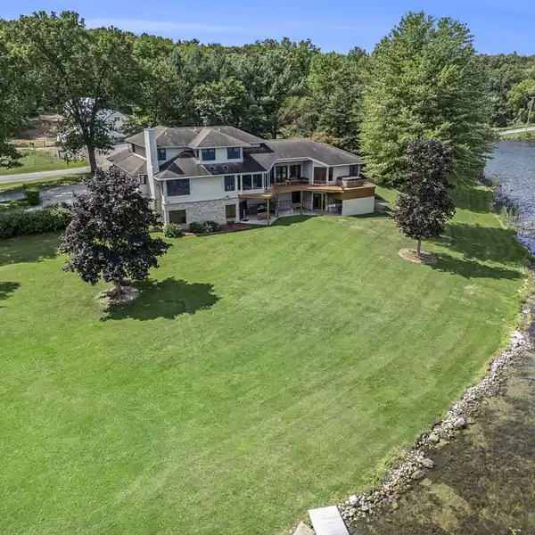 GORGEOUS PROPERTY ON LAKE TEMPLENE
