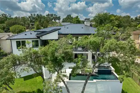 Breathtaking Modern Residence in the Heart of Lakeway