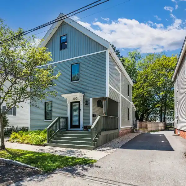 MODERN NEW ENGLAND HOME STEPS FROM DOWNTOWN PORTSMOUTH