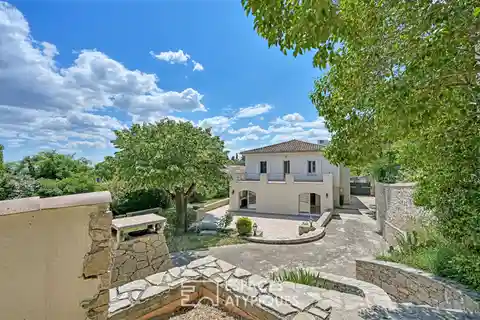 Exceptional Property Steps from Maison Carrée