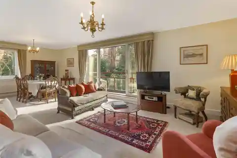 Bright Four-bedroom Apartment