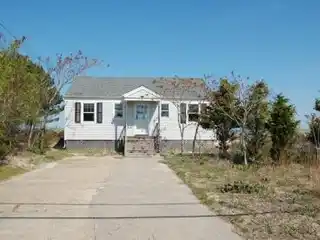 Charming Waterfront Beach Cottage for Rent