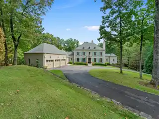 Breathtaking Estate in Gated Lagrange