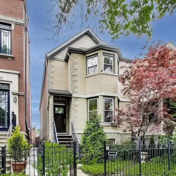 MODERN LINCOLN PARK HOME WITH OPEN FLOORPLAN