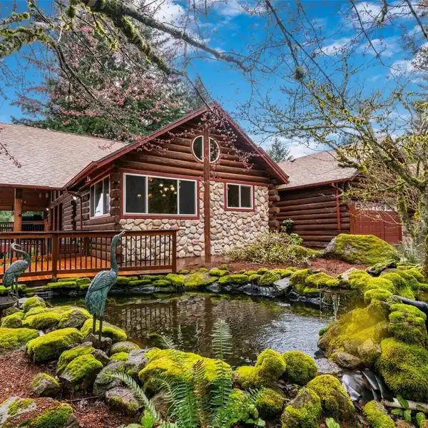 VERSATILE COMPOUND WITH MT HOOD VIEWS