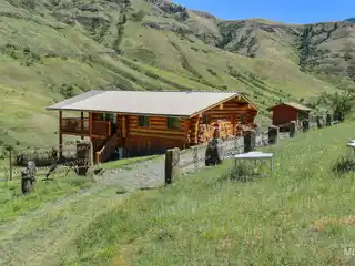Off-grid Cabin on 20 Acres