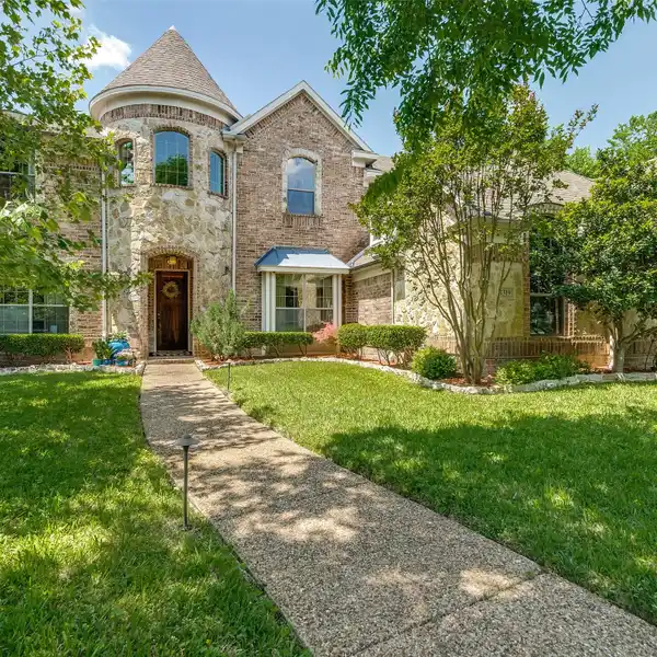 LARGE BLUFFVIEW HOME ON A CORNER LOT