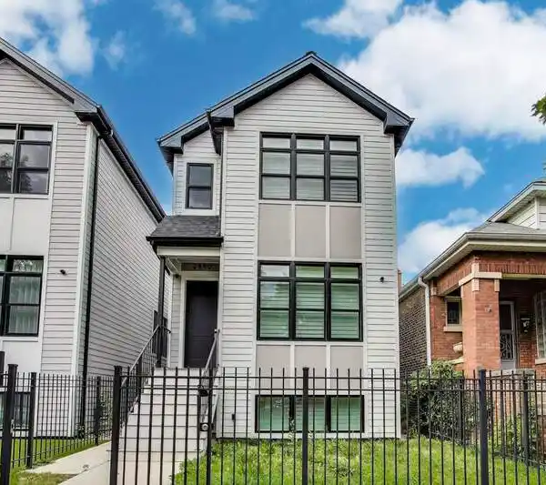 STYLISH 2024 BUILD WITH ROOFTOP SPACE