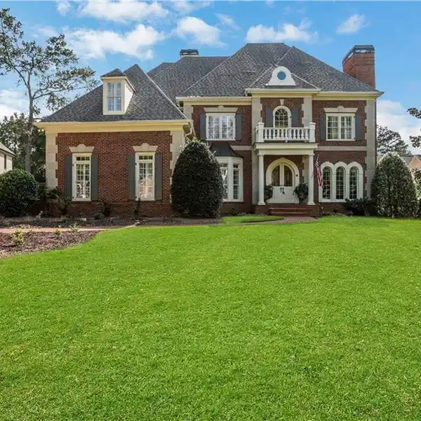 EXQUISITE ESTATE IN PRESTIGIOUS COUNTRY CLUB