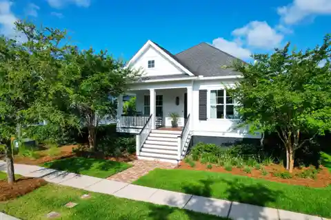 Renovated Daniel Island Cottage with Detached Guest Suite