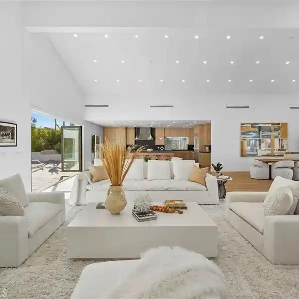 IMMACULATE MINI-ESTATE DESIGNED FOR MODERN LUXURY LIVING
