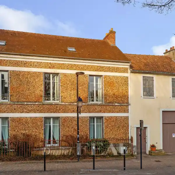 THOUGHTFULLY RENOVATED CIRCA 1900 TOWNHOUSE