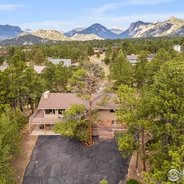 SPACIOUS WOODED ESCAPE WITH BONUS GARAGES