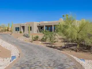 Sleek Desert Sanctuary with Sweeping Views