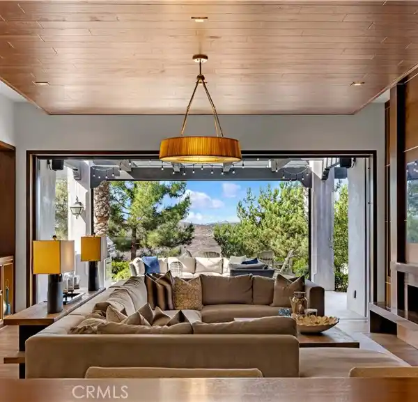 BREATHTAKING CUSTOM HOME WITH PANORAMIC VIEWS