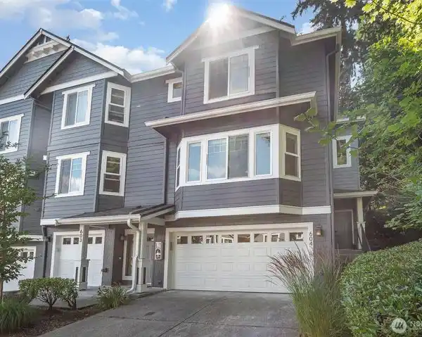SUN-SOAKED END-UNIT IN DESIRABLE LAKEMONT