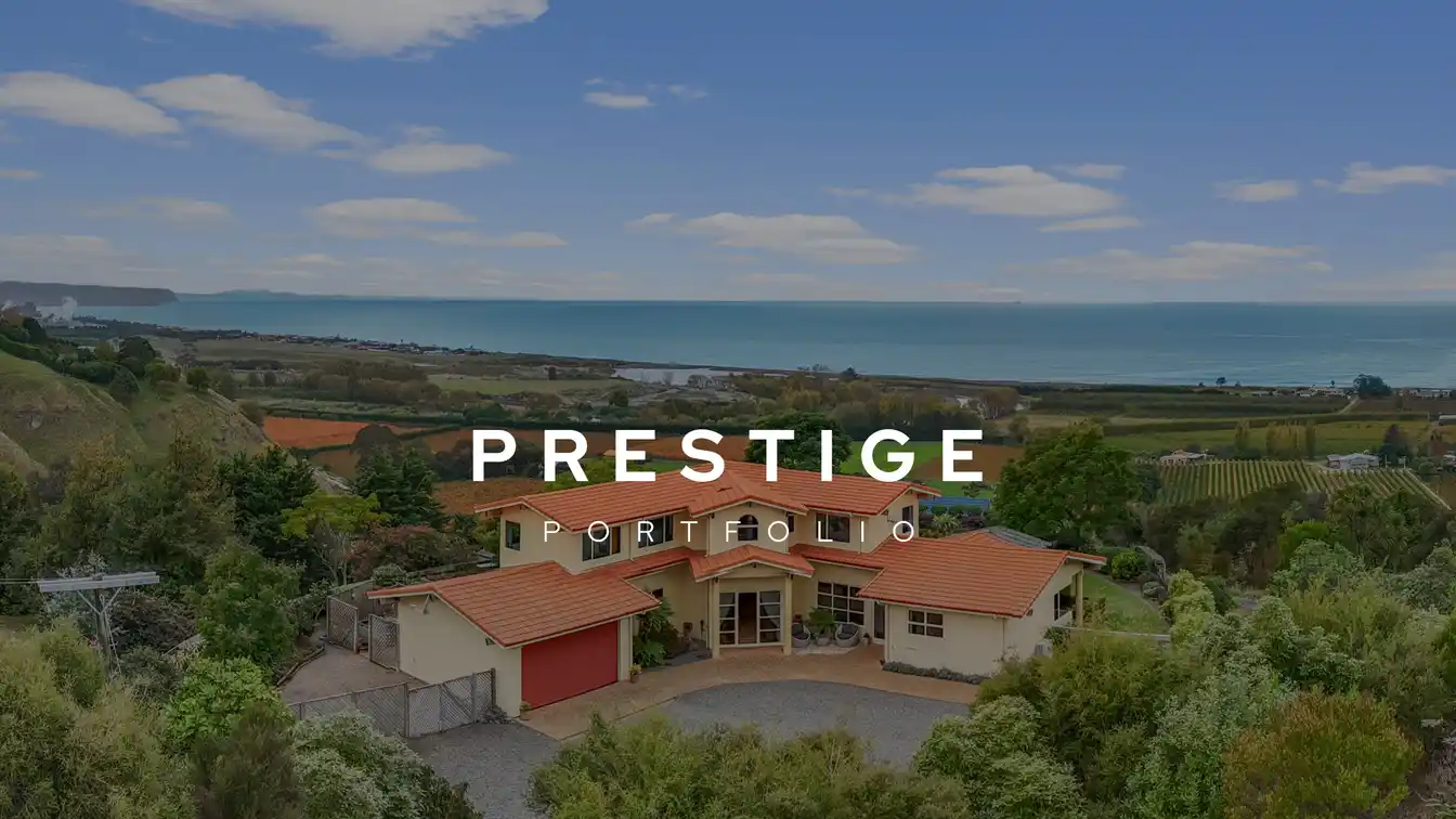 Stunning Hilltop Retreat with Panoramic Views