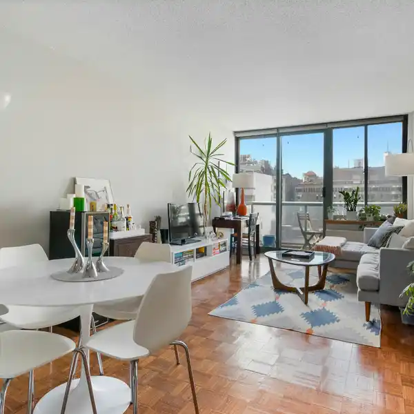 SUNNY HOME WITH BALCONY IN THE GROSVENOR HOUSE